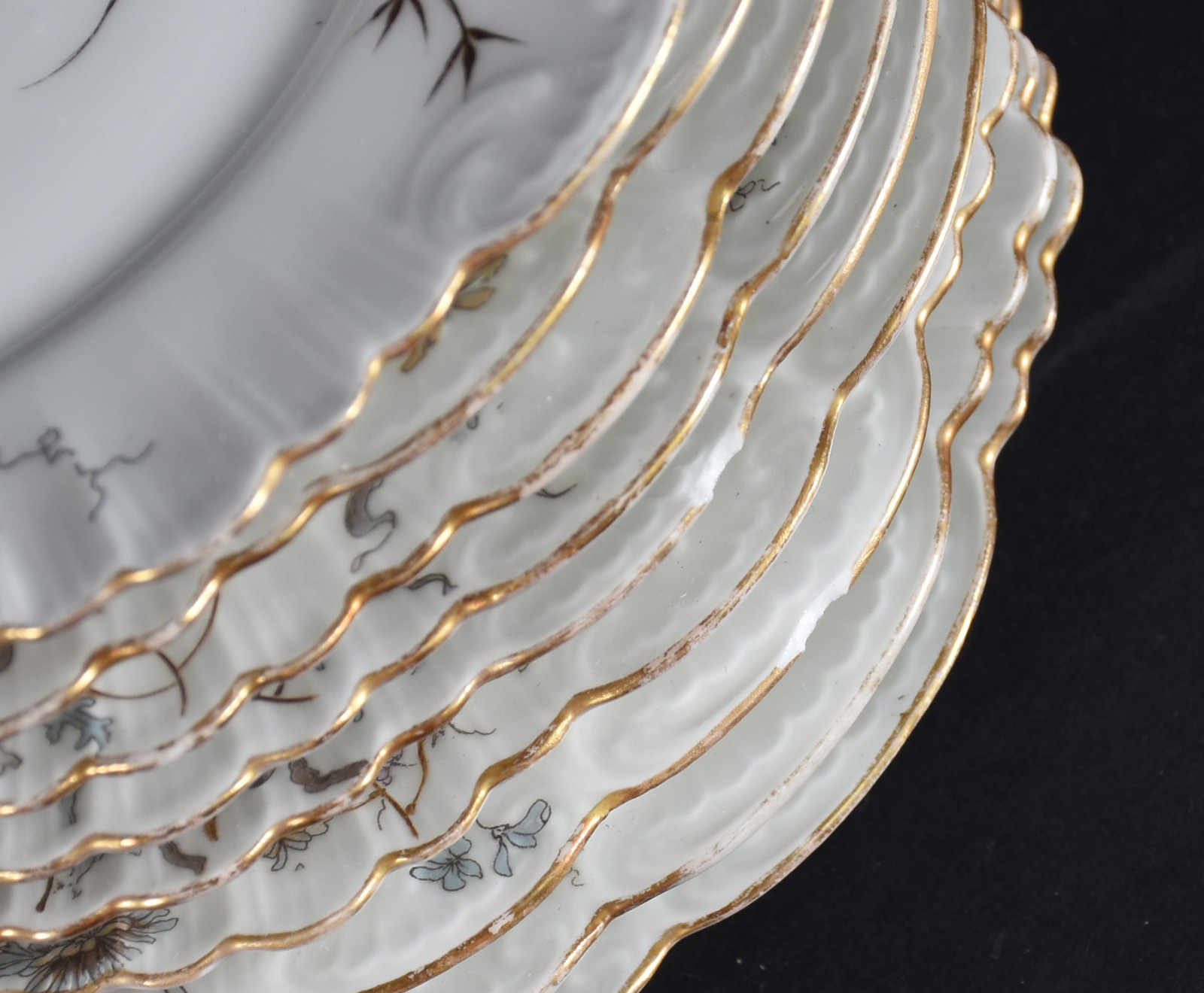 Belíssimo serviço de jantar de porcelana francesa, ricamente decorado... - foto 2 de 7