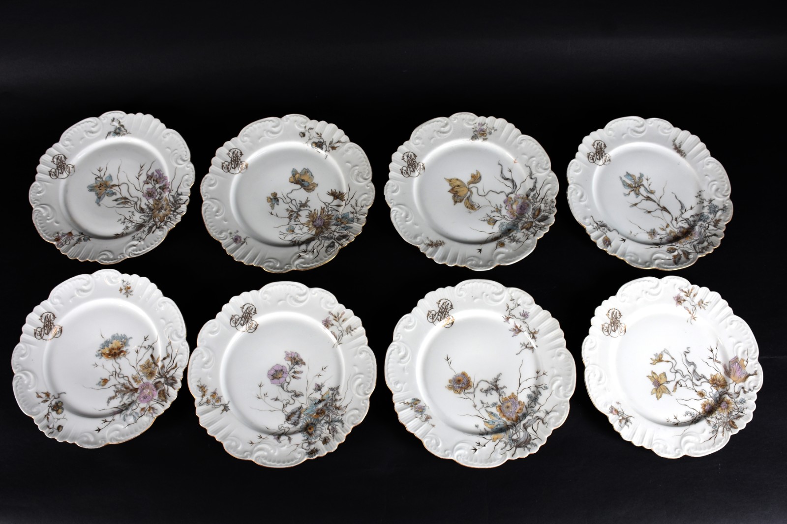 Belíssimo serviço de jantar de porcelana francesa, ricamente decorado... - foto 3 de 7