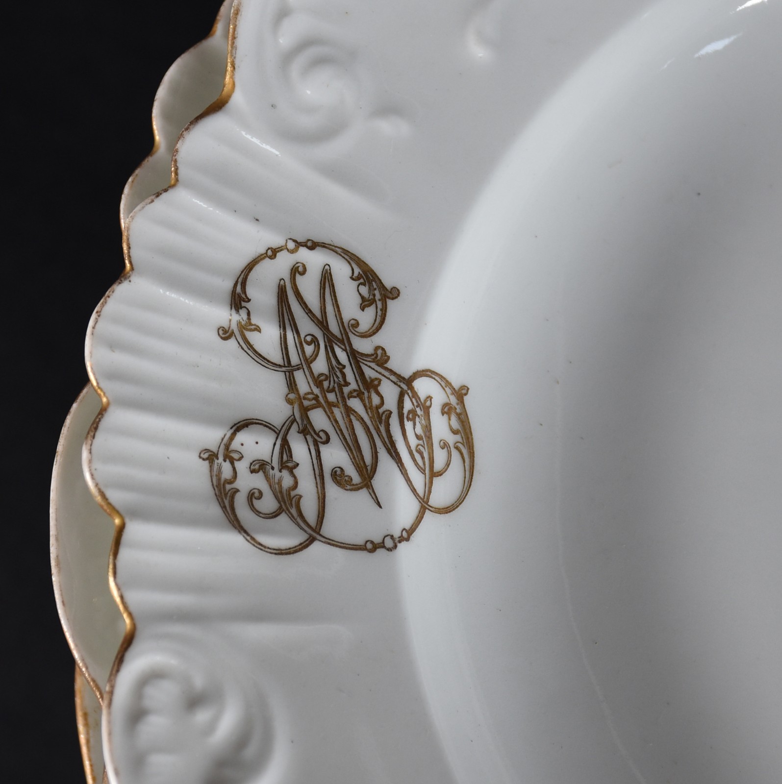Belíssimo serviço de jantar de porcelana francesa, ricamente decorado... - foto 5 de 7