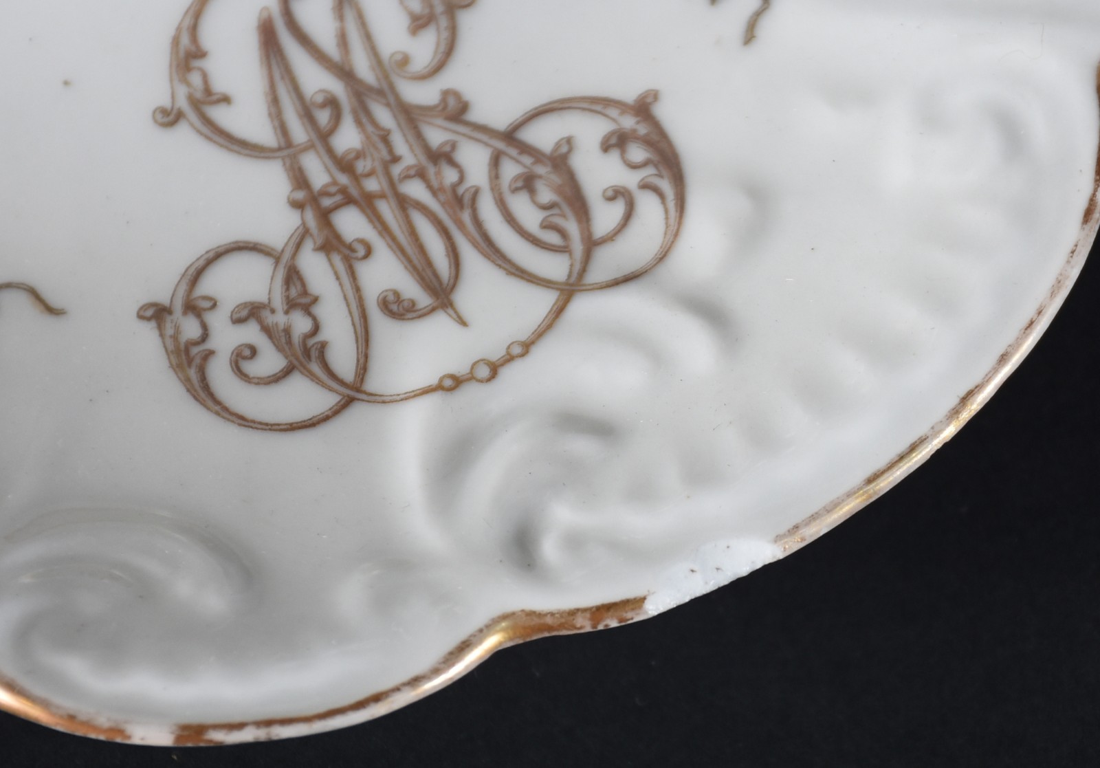 Belíssimo serviço de jantar de porcelana francesa, ricamente decorado... - foto 6 de 7