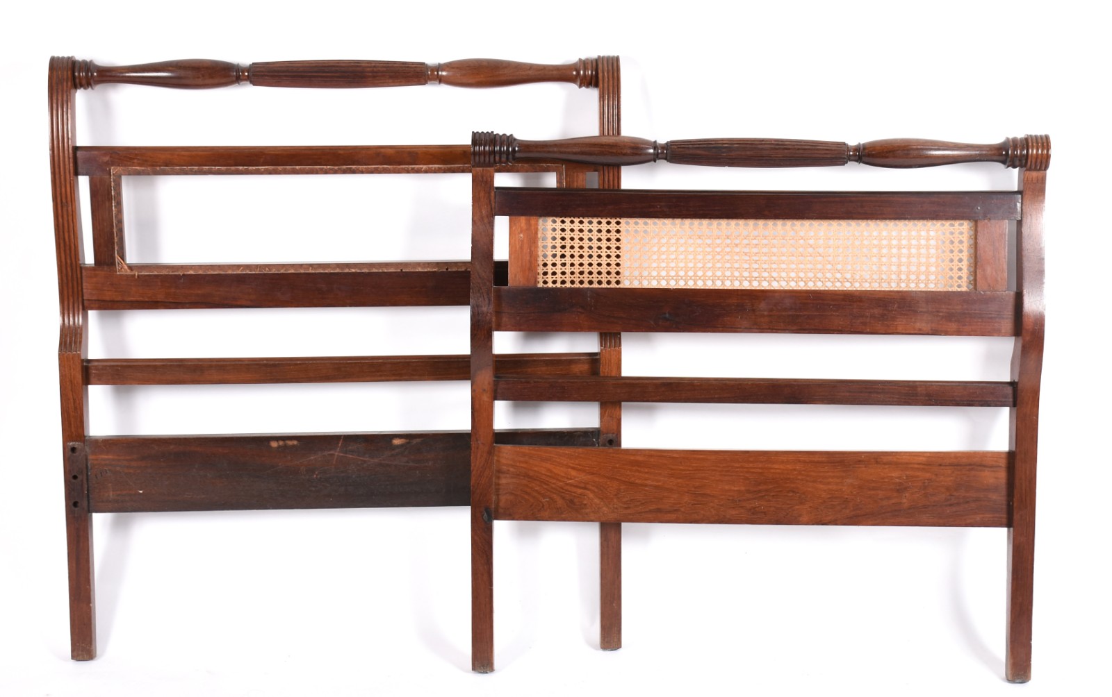 Cama de solteiro de madeira nobre, pezeira com palhinha (cama... - foto 1 de 3
