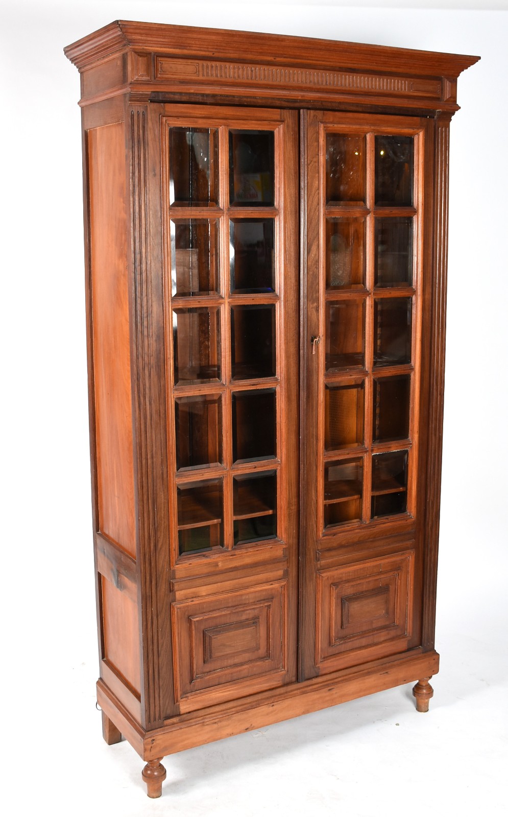 Vitrine de madeira nobre com duas portas de vidro bisotado... - foto 1 de 6
