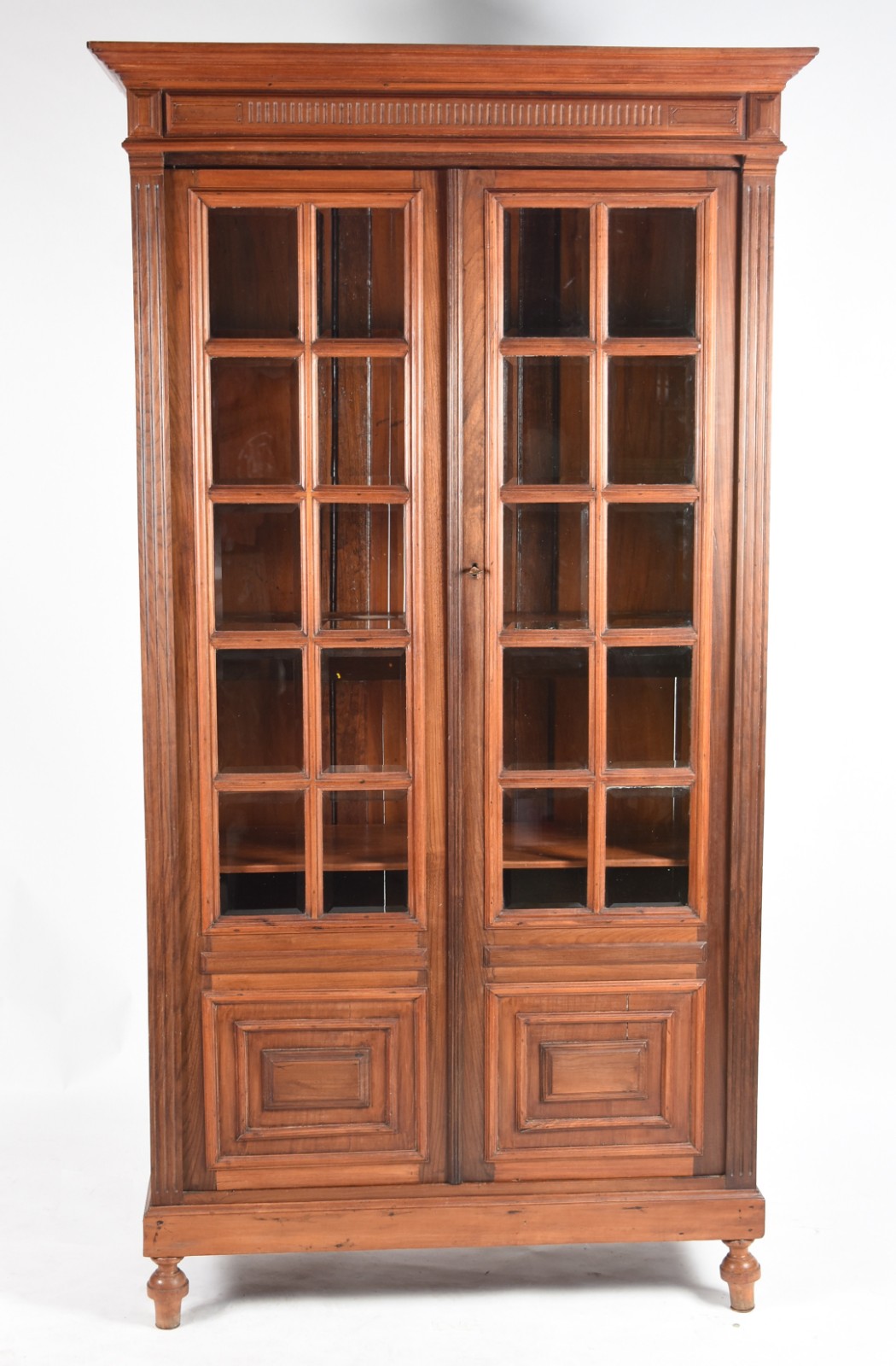 Vitrine de madeira nobre com duas portas de vidro bisotado... - foto 2 de 6