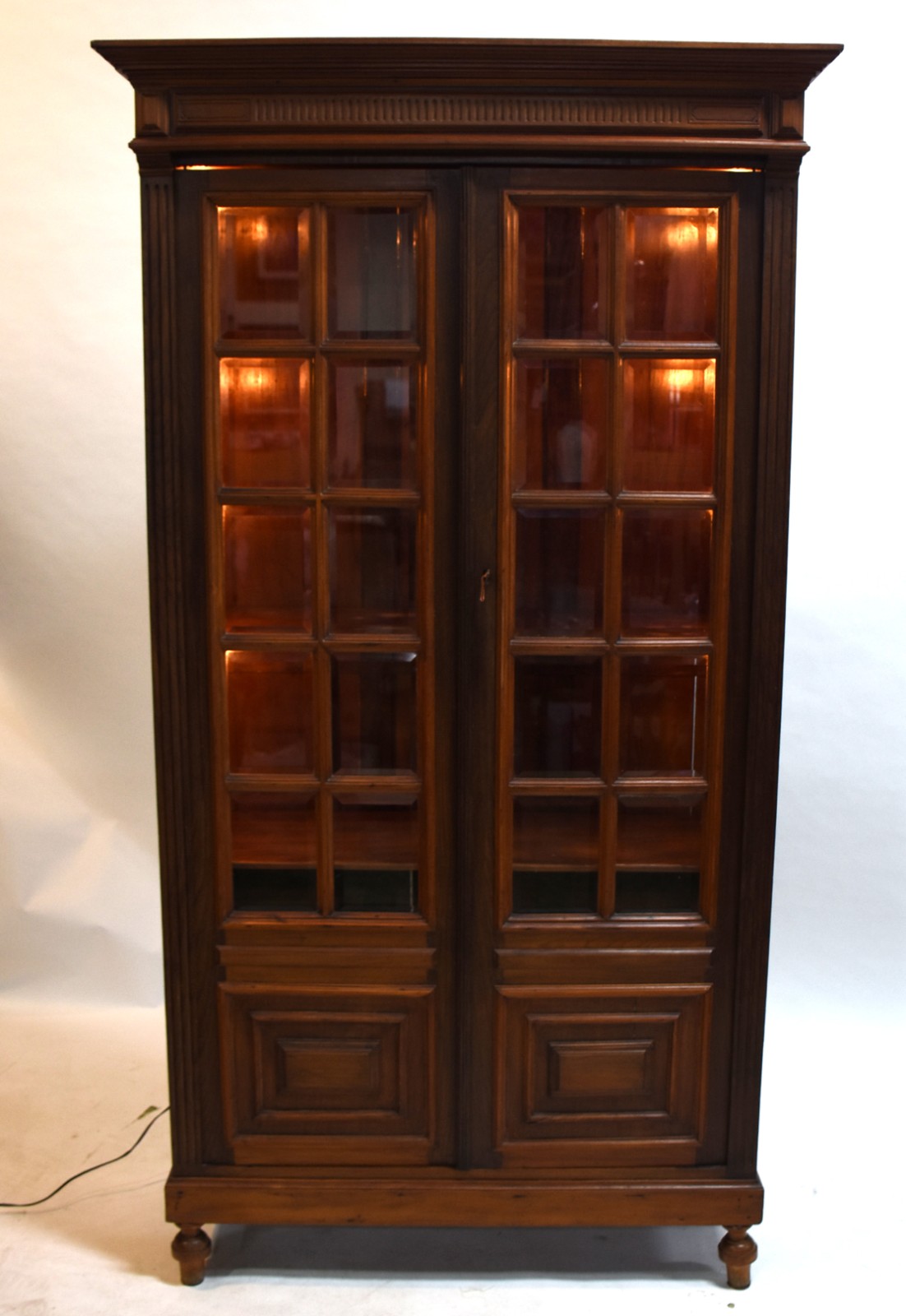 Vitrine de madeira nobre com duas portas de vidro bisotado... - foto 4 de 6