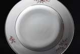 Francisco Brennand (1927-2019),  - Aparelho de jantar de porcelana Brennand na cor branca com pássaros em policromia e frisos dourados, composto de:  12 pratos rasos (2 com bicados), 12