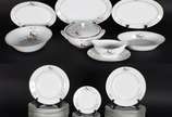 Francisco Brennand (1927-2019),  - Aparelho de jantar de porcelana Brennand na cor branca com pássaros em policromia e frisos dourados, composto de:  12 pratos rasos (2 com bicados), 12