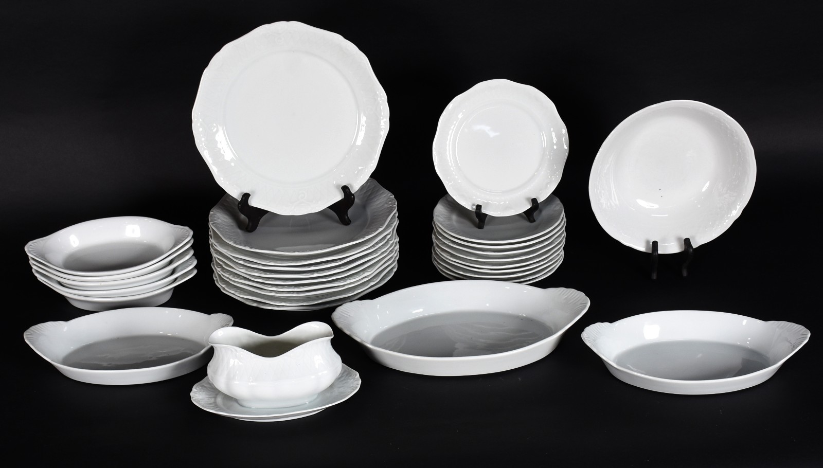 Aparelho de porcelana branca composto de: 10 pratos rasos, 10 para... - foto 1 de 7