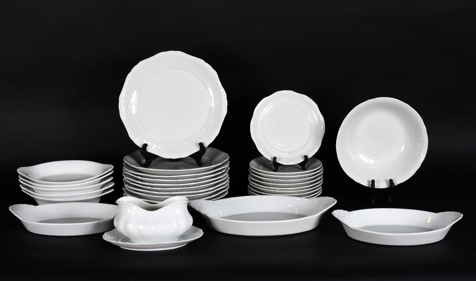 Aparelho de porcelana branca composto de: 10 pratos rasos, 10 para... - foto 2 de 7
