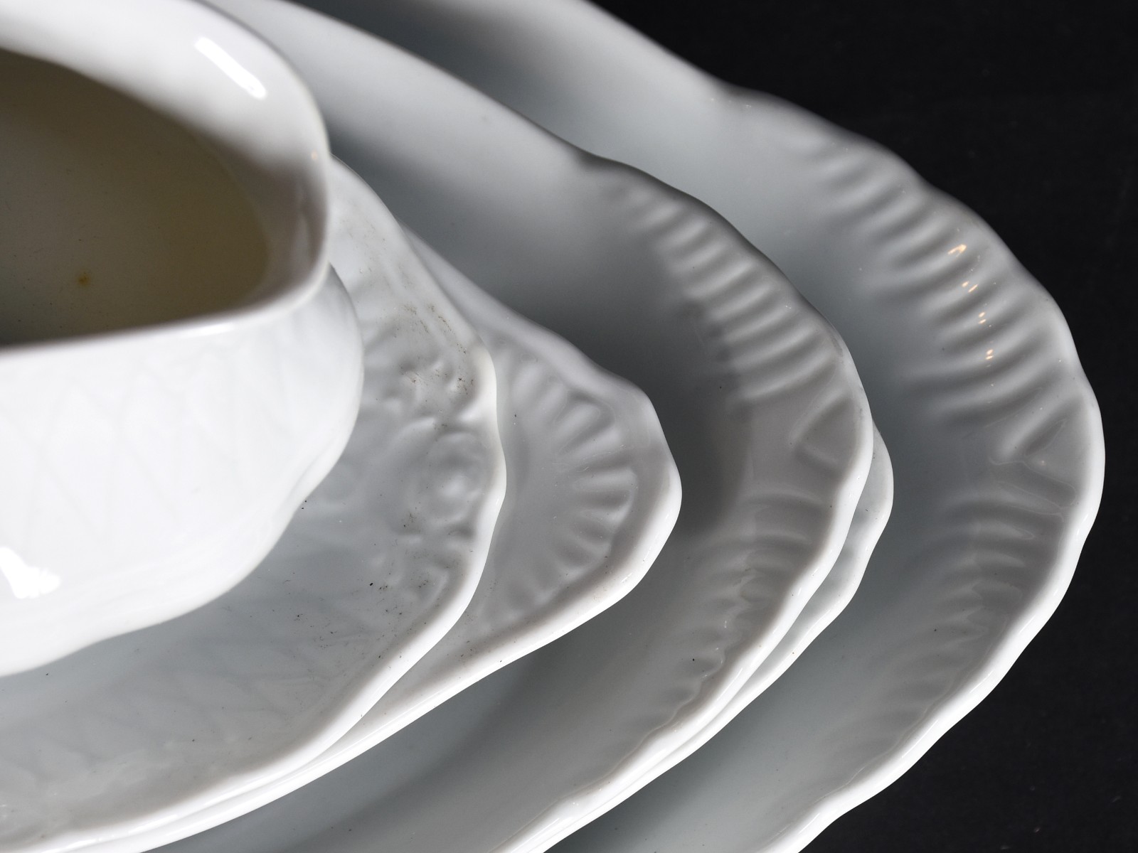 Aparelho de porcelana branca composto de: 10 pratos rasos, 10 para... - foto 3 de 7