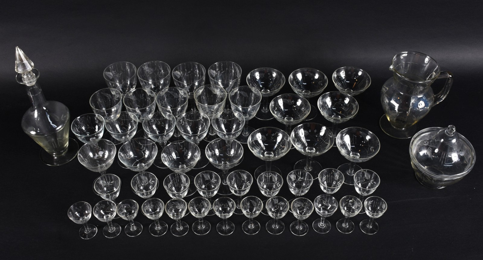 Serviço de cristal composto de: 12 taças para champagne (4 menores)... - foto 2 de 7
