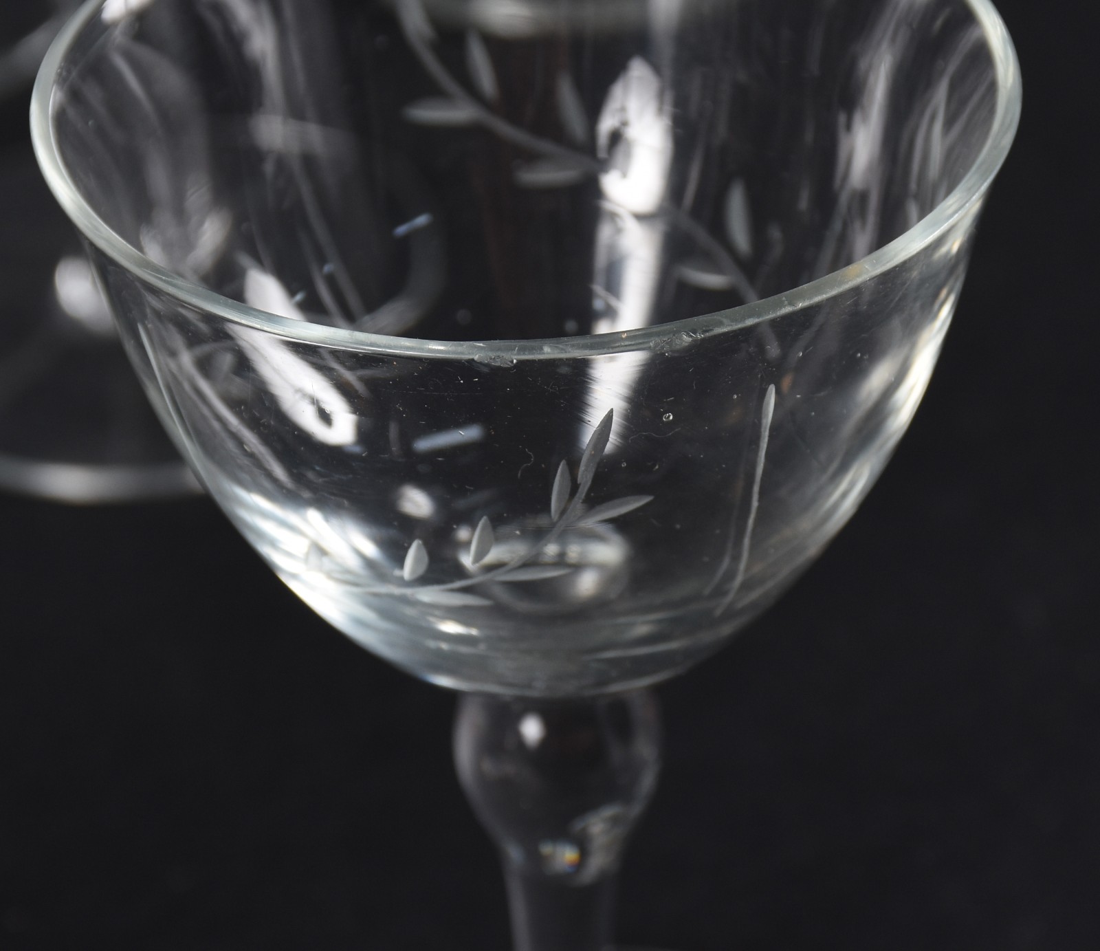 Serviço de cristal composto de: 12 taças para champagne (4 menores)... - foto 6 de 7