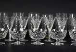 Diversas peças de cristal, sendo 6 copos longos... - Diversas peças de cristal, sendo 6 copos longos para água, 6 cálices para vinho tinto e 5 taças para sobremesa Baccarat (apenas essas 5 taças sã...
