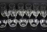 Diversas peças de cristal, sendo 6 copos longos... - Diversas peças de cristal, sendo 6 copos longos para água, 6 cálices para vinho tinto e 5 taças para sobremesa Baccarat (apenas essas 5 taças sã...