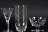 Diversas peças de cristal, sendo 6 copos longos... - Diversas peças de cristal, sendo 6 copos longos para água, 6 cálices para vinho tinto e 5 taças para sobremesa Baccarat (apenas essas 5 taças sã...