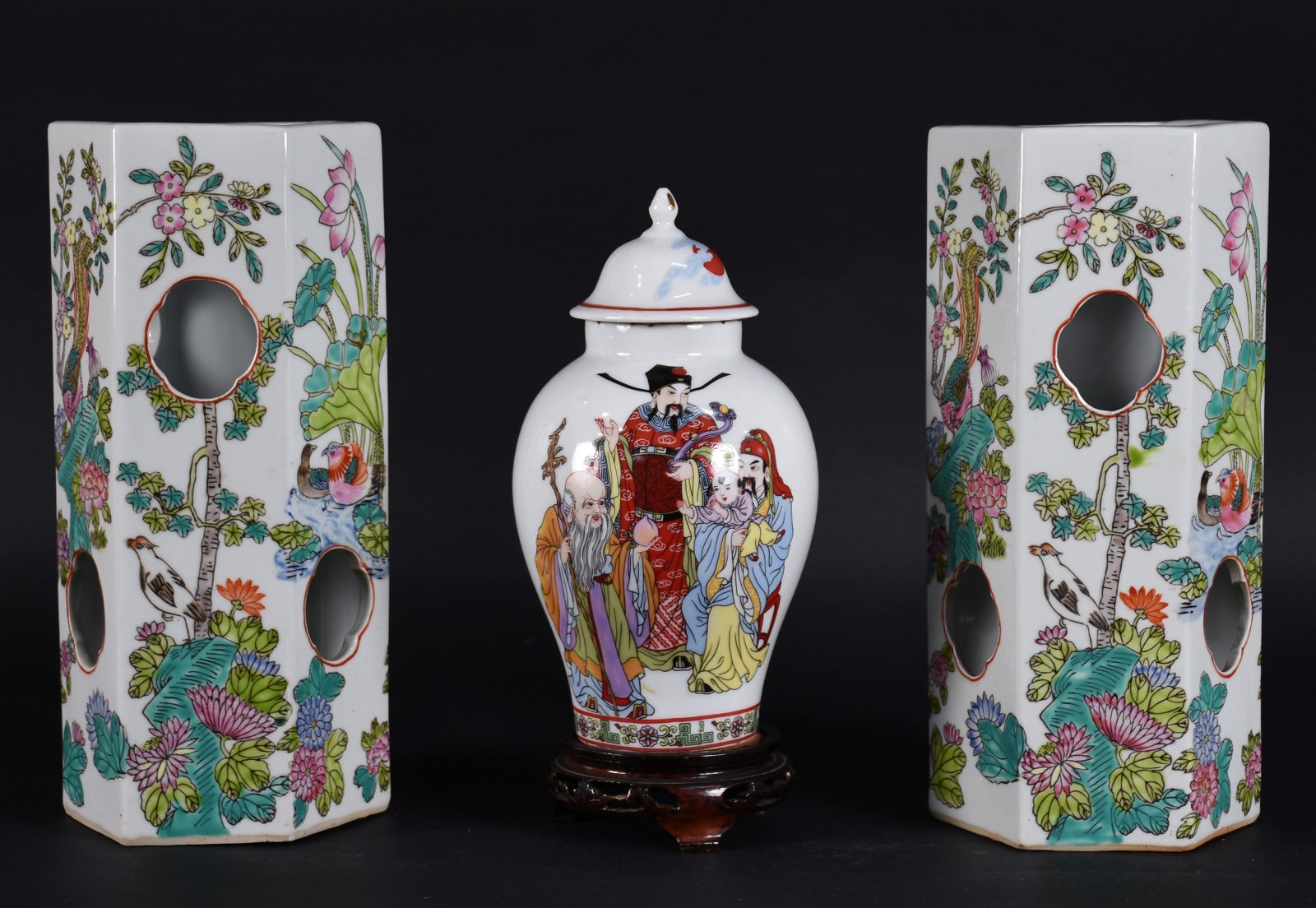 Três peças de porcelana oriental, sendo: par de vasos decorados com... - foto 1 de 5