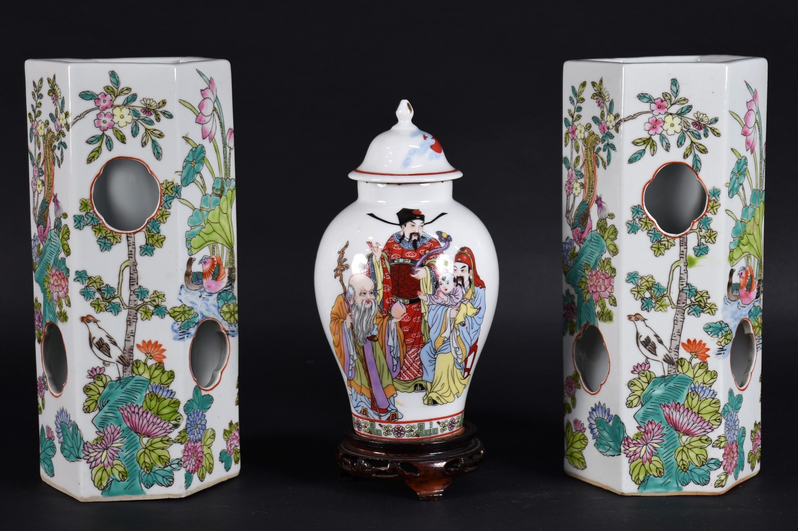 Três peças de porcelana oriental, sendo: par de vasos decorados com... - foto 2 de 5