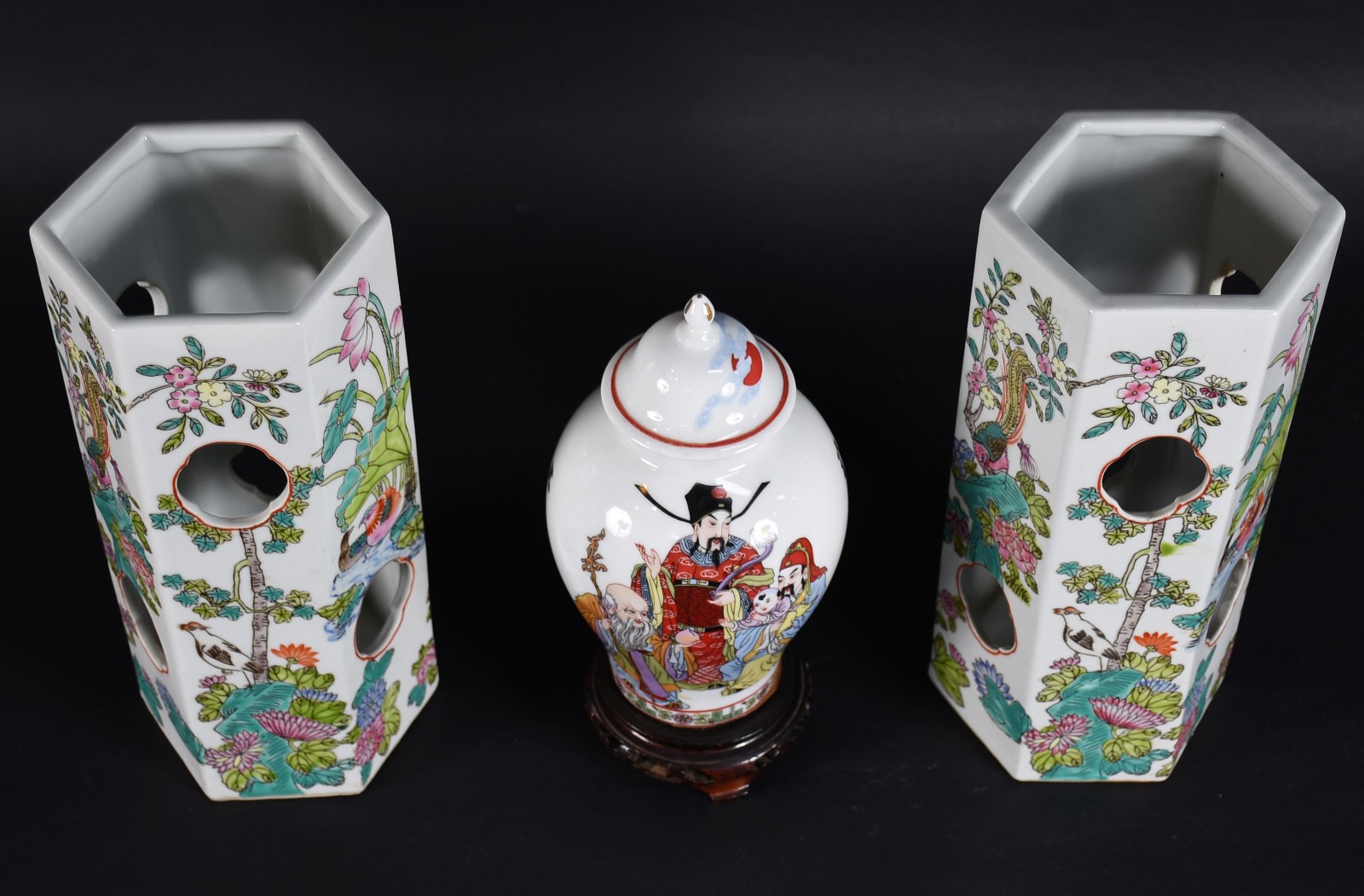 Três peças de porcelana oriental, sendo: par de vasos decorados com... - foto 3 de 5