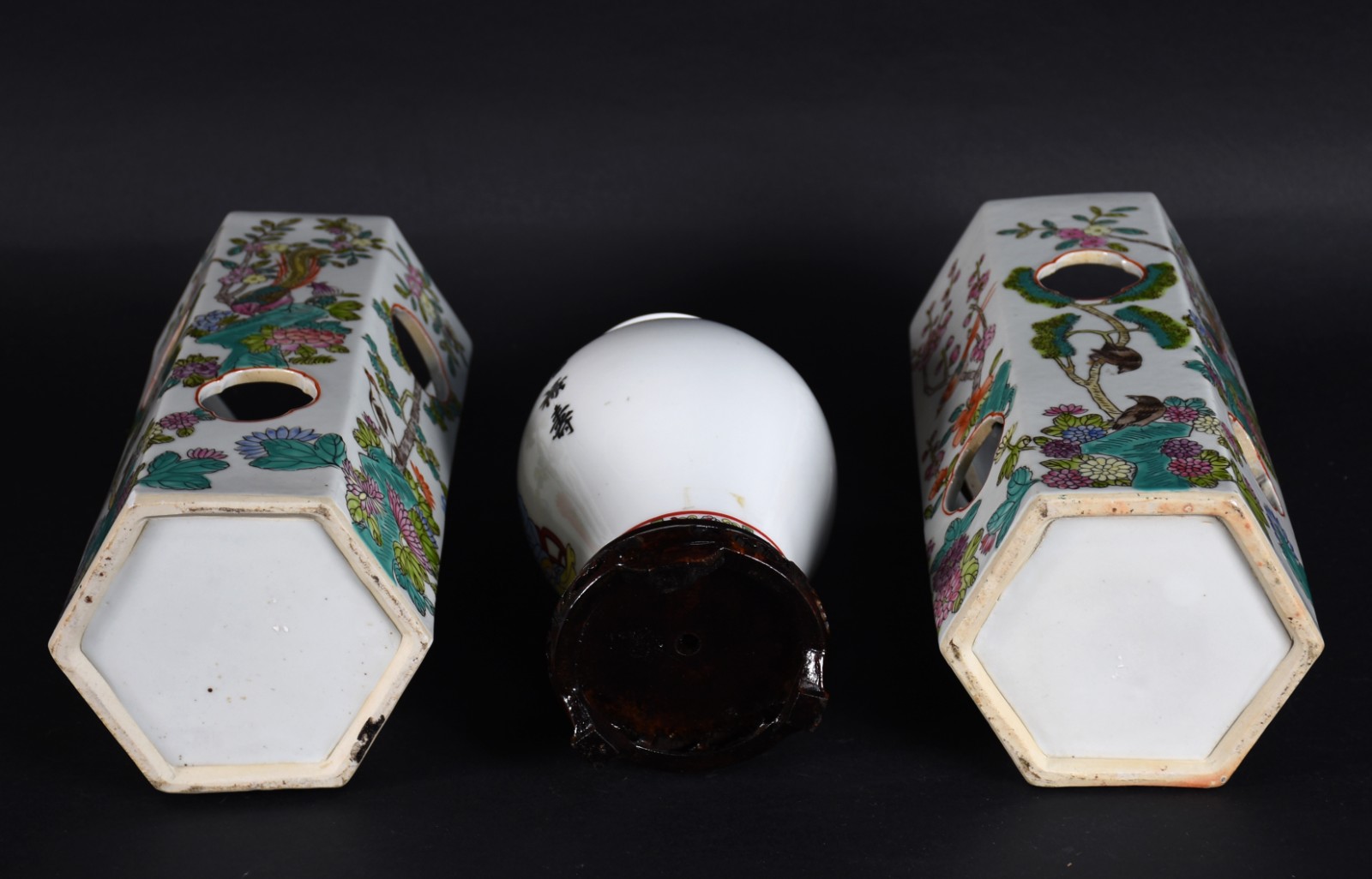 Três peças de porcelana oriental, sendo: par de vasos decorados com... - foto 5 de 5