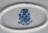 Dois conjuntos de tete a tete, sendo uma na cor... - Dois conjuntos de tete a tete, sendo uma na cor bege com cena romântica em policromia (1 pires com restauro) e outro de porcelana branca com flo...