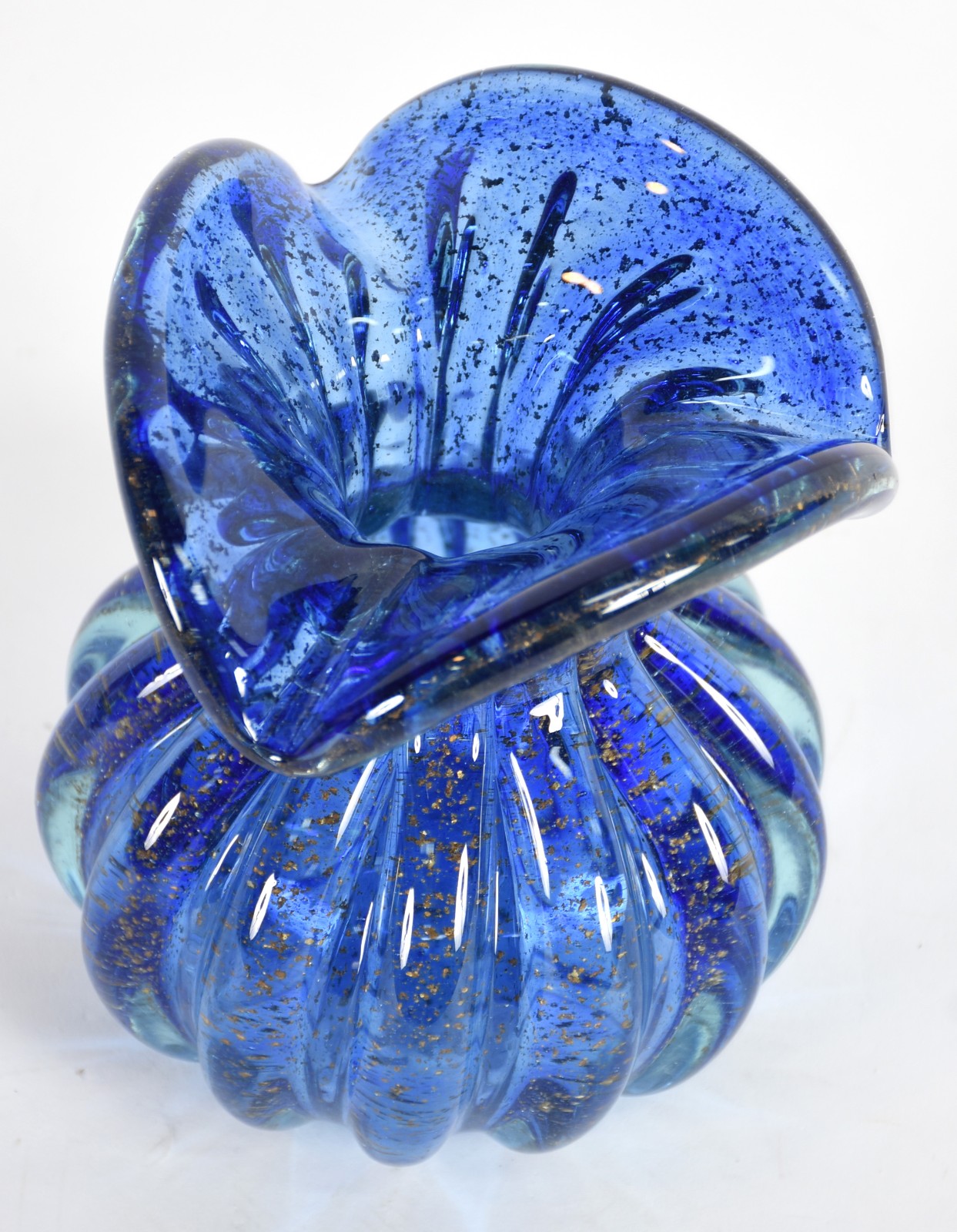 Vaso de vidro decorativo na cor azul com pó de ouro. - foto 2 de 3