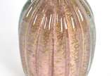 Pinha de vidro decorativo na cor rosa com pó de... - Pinha de vidro decorativo na cor rosa com pó de ouro.
