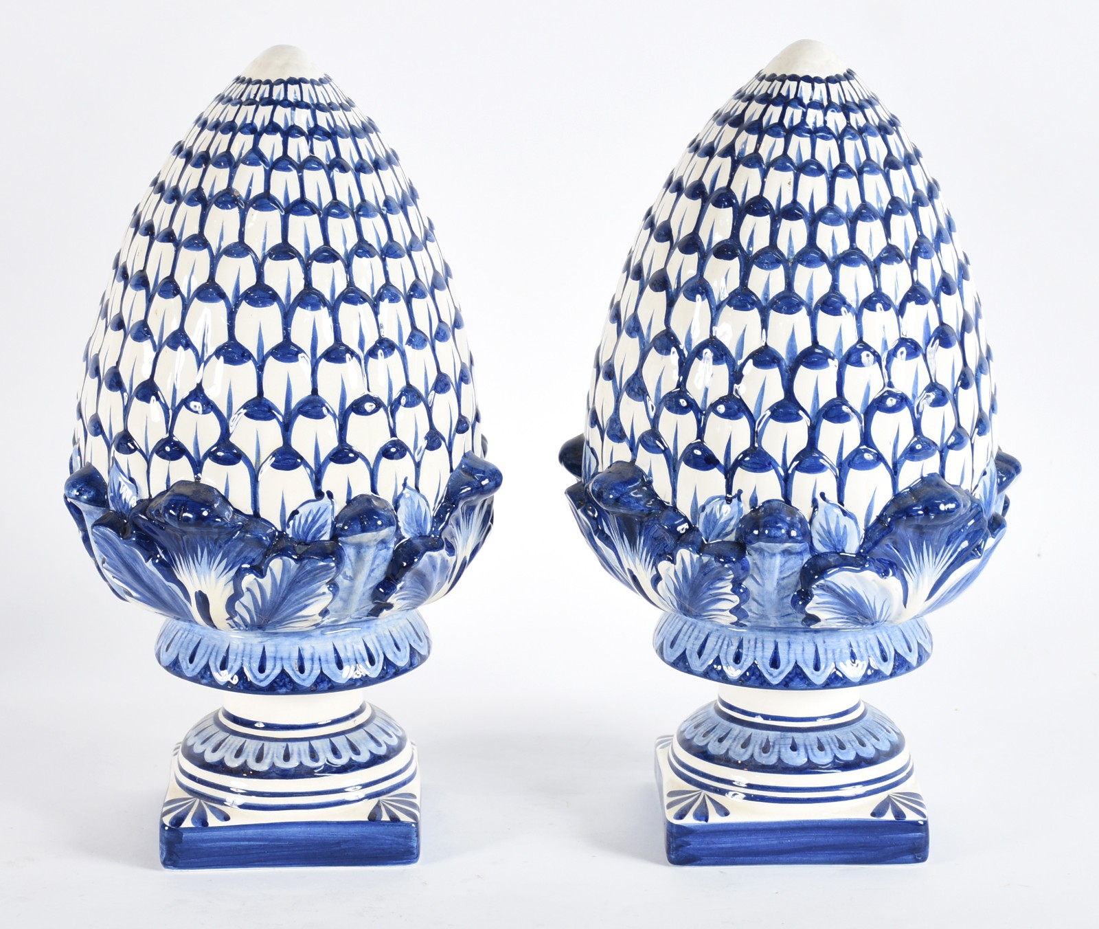 Par de pinhas decorativas de cerâmica azul e branca. - foto 1 de 4