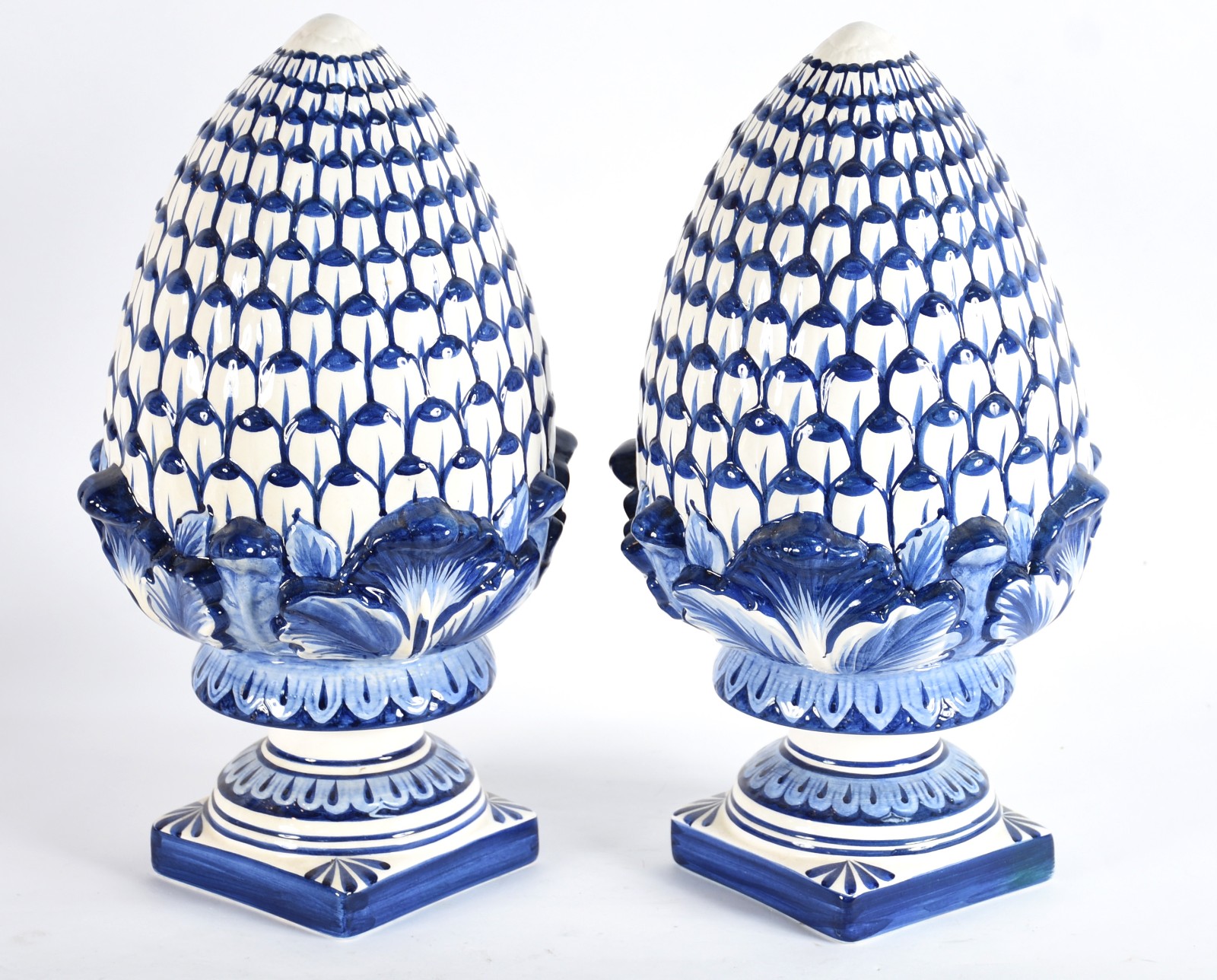 Par de pinhas decorativas de cerâmica azul e branca. - foto 2 de 4