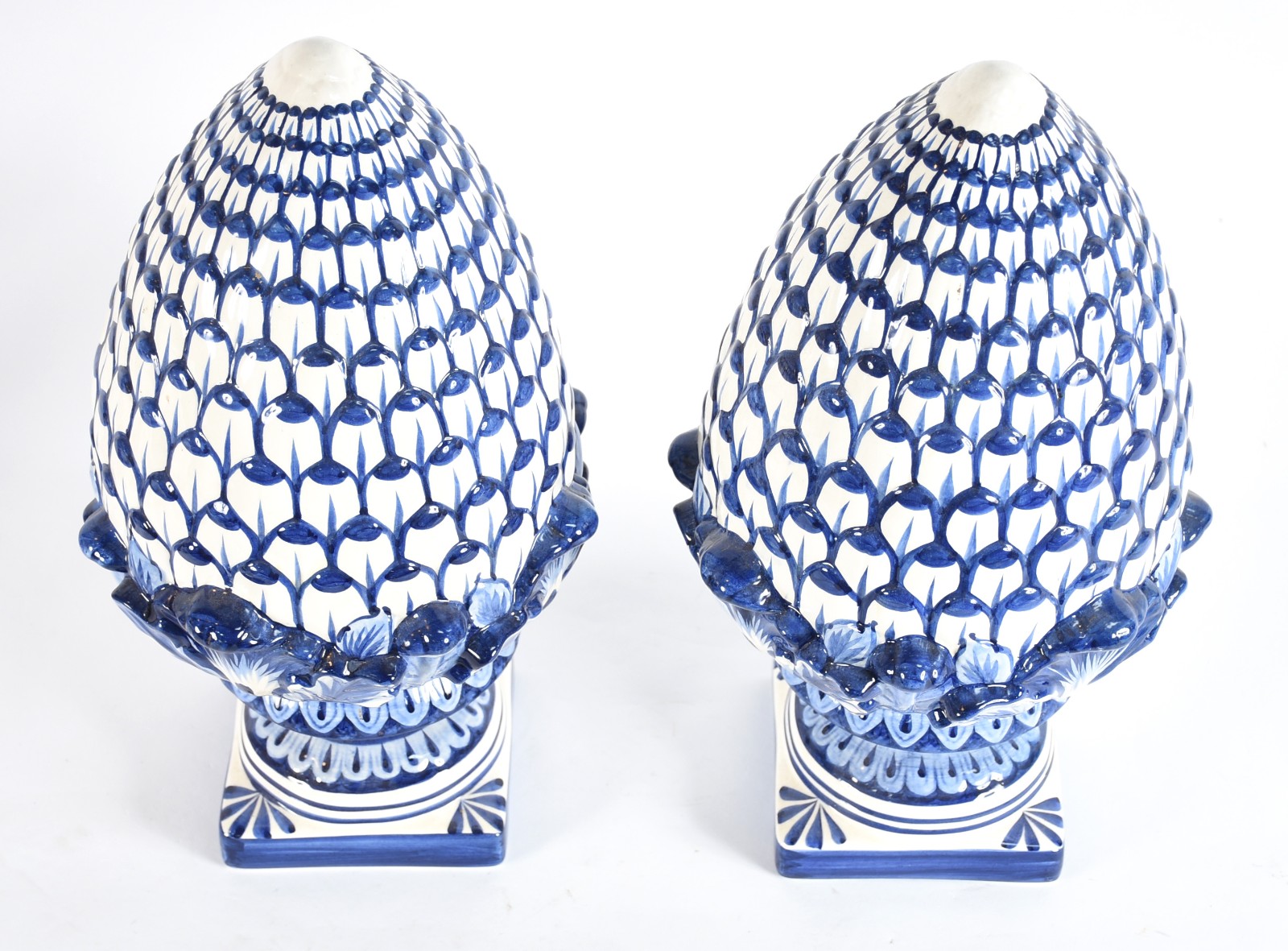 Par de pinhas decorativas de cerâmica azul e branca. - foto 3 de 4
