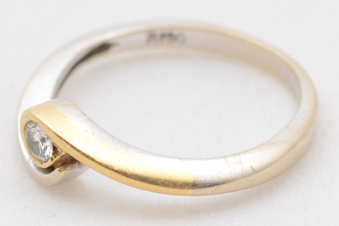 Anel solitário de ouro branco e amarelo 18 k com aproximadamente 0.10... - foto 2 de 2