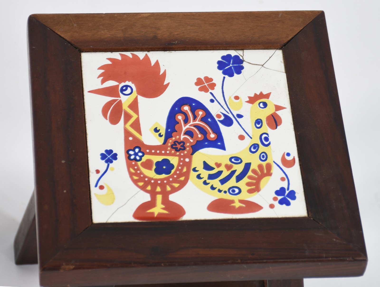 Duas peças de madeira, sendo cabideiro e banquinho com azulejo. - foto 3 de 5