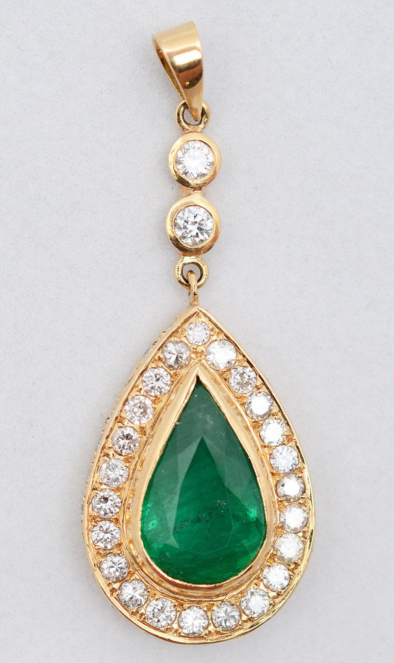 Pingente de ouro 18k forma de gota com esmeralda e brilhantes . Peso...