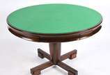 Mesa de jogo de madeira nobre feitio redondo, t... - Mesa de jogo de madeira nobre feitio redondo, tampo reversível com feltro verde no outro lado, gavetinhas laterais, apoio em coluna central term...