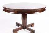 Mesa de jogo de madeira nobre feitio redondo, t... - Mesa de jogo de madeira nobre feitio redondo, tampo reversível com feltro verde no outro lado, gavetinhas laterais, apoio em coluna central term...