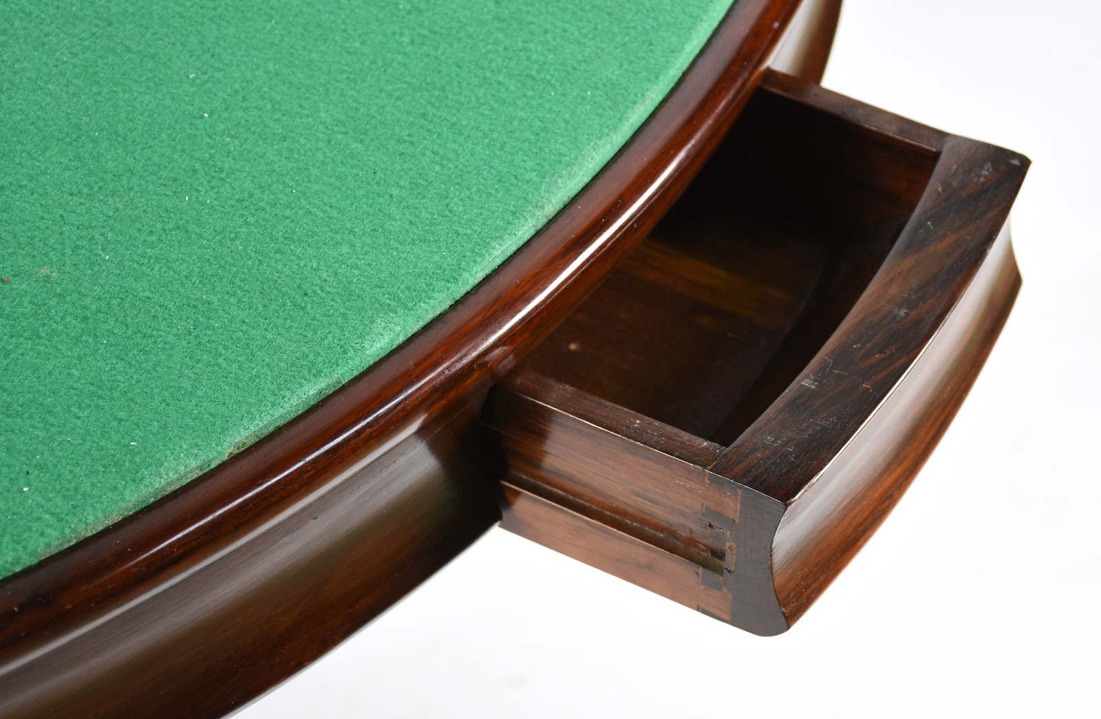 Mesa de jogo de madeira nobre feitio redondo, tampo reversível com... - foto 5 de 5