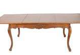 Mesa de jantar de madeira nobre estilo Luis XV,... - Mesa de jantar de madeira nobre estilo Luis XV, tampo retangular com 2 tábuas extensoras (cada uma medindo 42 cm x 106 cm), saia entalhada e per...