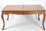 Mesa de jantar de madeira nobre estilo Luis XV,... - Mesa de jantar de madeira nobre estilo Luis XV, tampo retangular com 2 tábuas extensoras (cada uma medindo 42 cm x 106 cm), saia entalhada e per...
