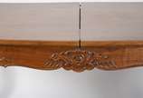 Mesa de jantar de madeira nobre estilo Luis XV,... - Mesa de jantar de madeira nobre estilo Luis XV, tampo retangular com 2 tábuas extensoras (cada uma medindo 42 cm x 106 cm), saia entalhada e per...