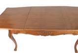 Mesa de jantar de madeira nobre estilo Luis XV,... - Mesa de jantar de madeira nobre estilo Luis XV, tampo retangular com 2 tábuas extensoras (cada uma medindo 42 cm x 106 cm), saia entalhada e per...