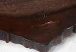 Mesa de jantar de madeira nobre estilo Luis XV,... - Mesa de jantar de madeira nobre estilo Luis XV, tampo retangular com 2 tábuas extensoras (cada uma medindo 42 cm x 106 cm), saia entalhada e per...