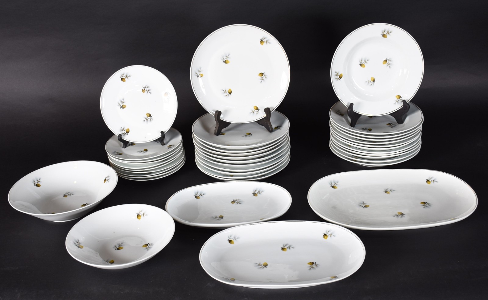 Aparelho de jantar de porcelana Real composto de: 11 pratos rasos, 12... - foto 1 de 5