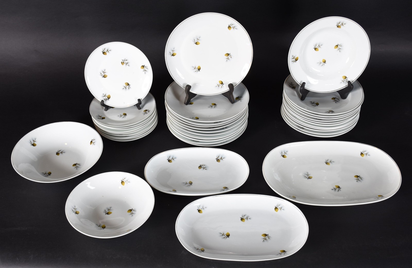 Aparelho de jantar de porcelana Real composto de: 11 pratos rasos, 12... - foto 2 de 5