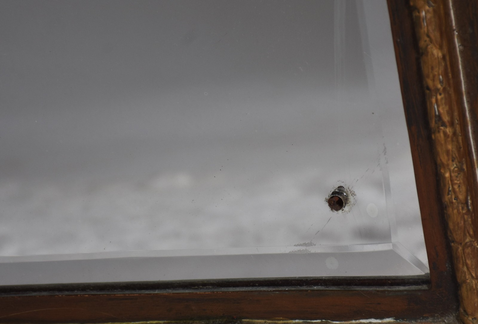 Espelho bisotado com moldura de madeira. (Faltando um acabamento de... - foto 2 de 3