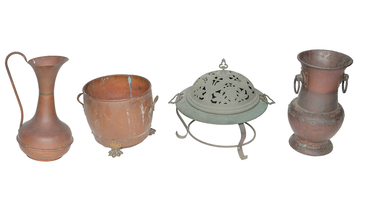 Quatro peças diversas, sendo cachepot , vaso e gomil de cobre (...