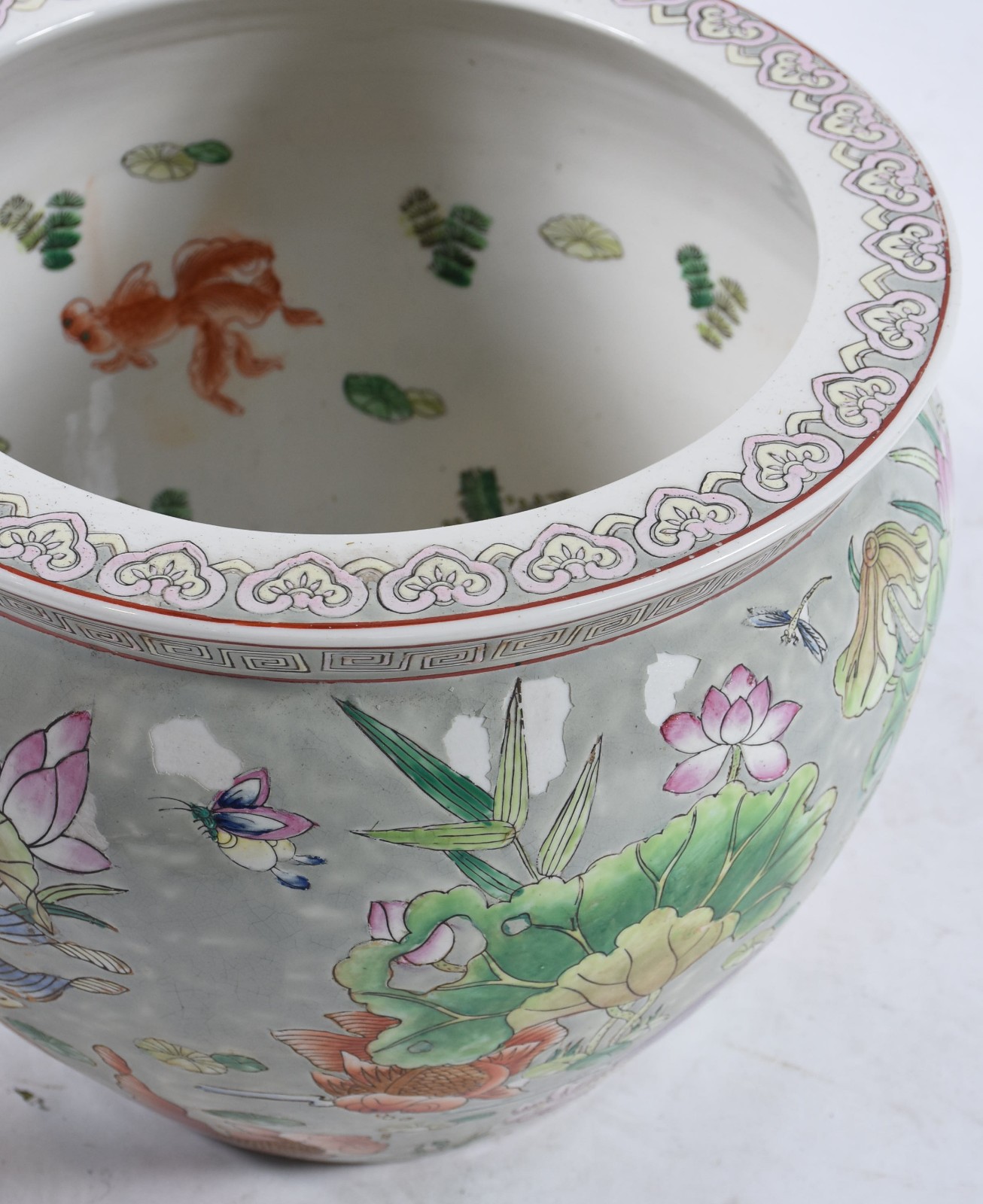 Aquário de porcelana oriental policromada, parte interna com figuras... - foto 7 de 7