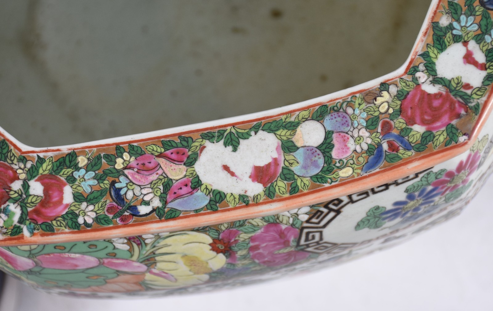 Antigo cachepot feitio sextavado de porcelana oriental ricamente... - foto 4 de 5