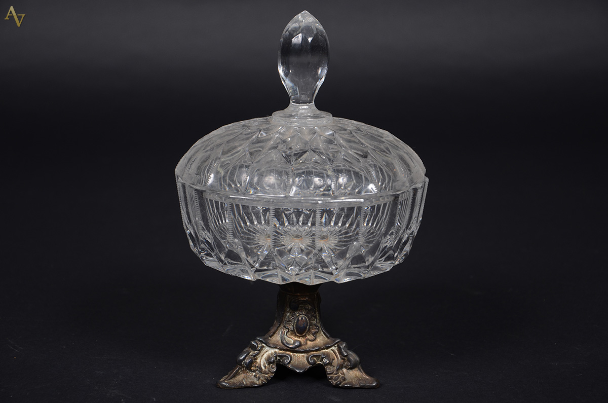 Bomboniere de cristal lapidado com pé alto de metal. Altura total 22...
