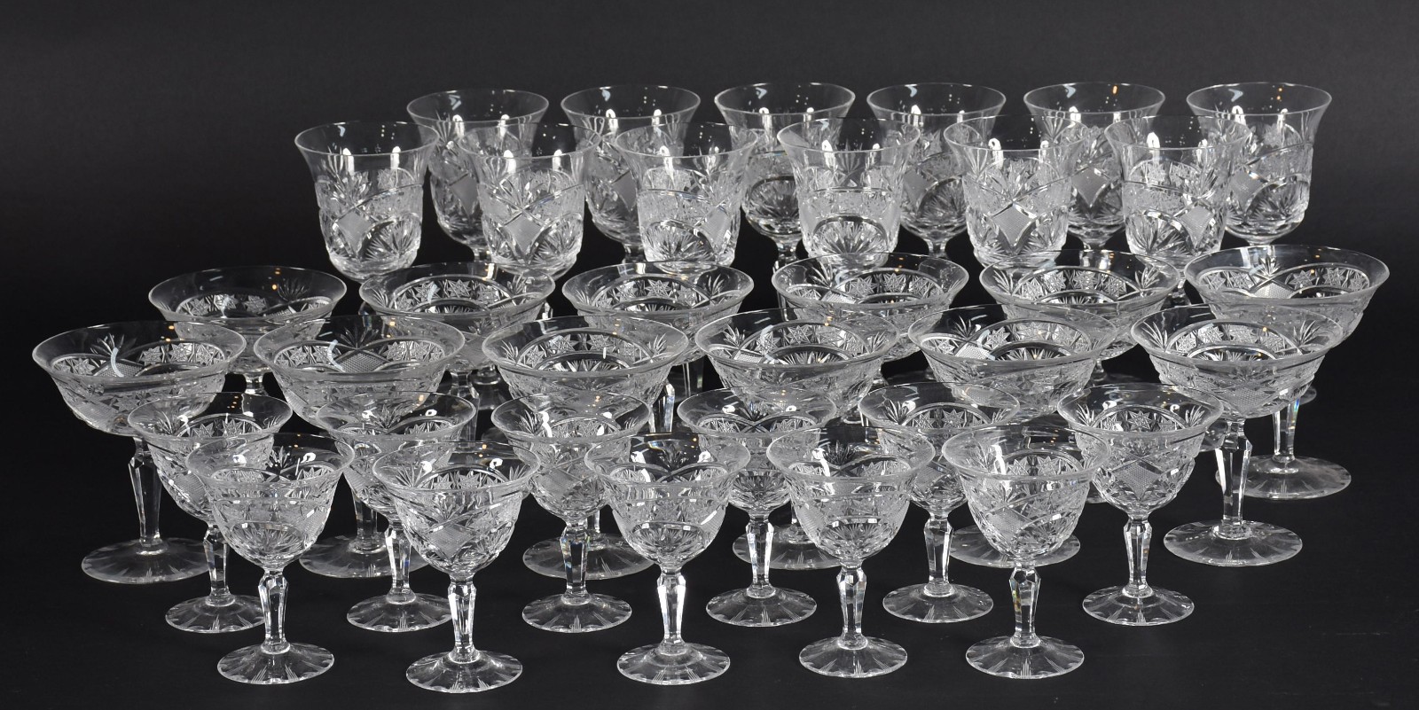 Serviço de cristal lapidado composto de: 12 taças para champagne, 12... - foto 1 de 8