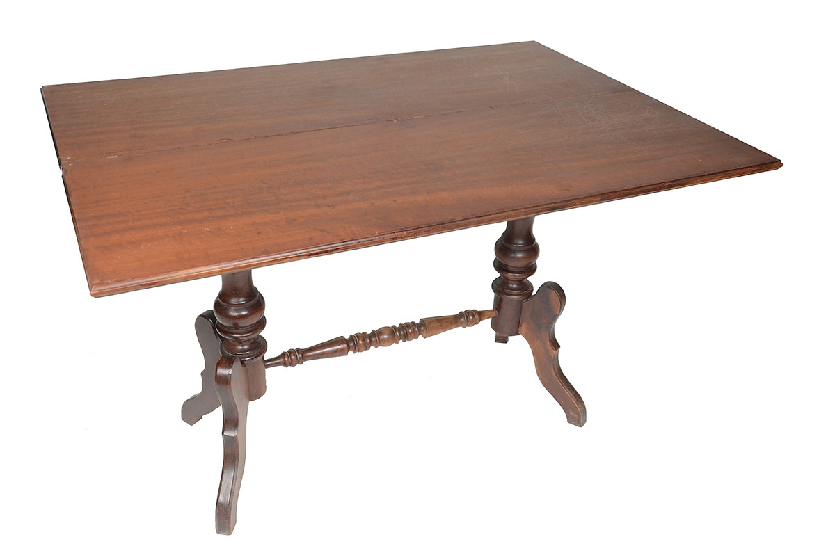 Mesa de madeira nobre com tampo dobrável, base dupla ligada por trave... - foto 2 de 2