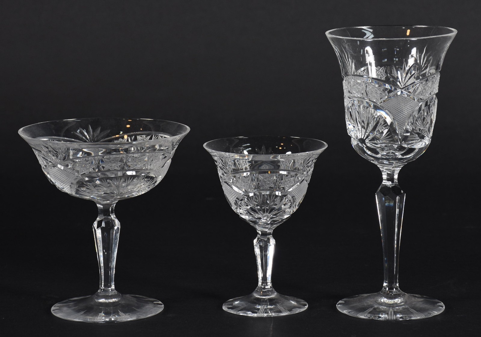Serviço de cristal lapidado composto de: 12 taças para champagne, 12... - foto 2 de 8