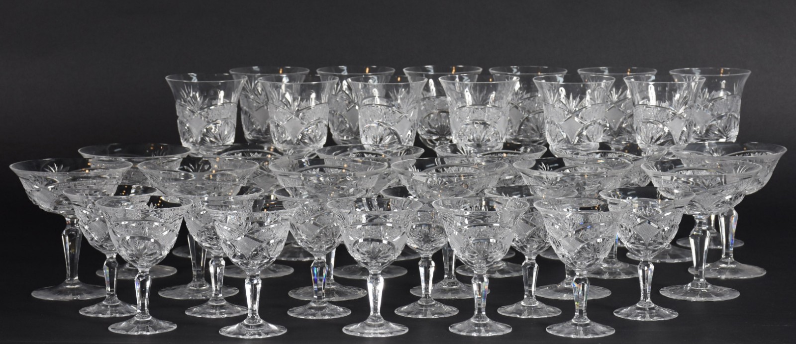 Serviço de cristal lapidado composto de: 12 taças para champagne, 12... - foto 3 de 8